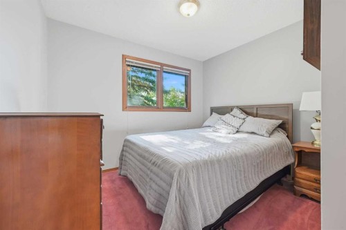 149 Edgehill Drive Nw, Calgary, AB - Indoor Photo Showing Bedroom