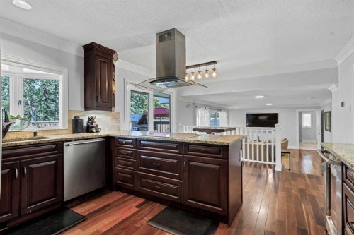 10907 Willowfern Drive Se, Calgary, AB - Indoor Photo Showing Kitchen