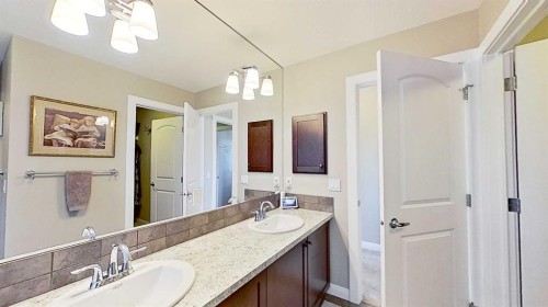 31 Ravenslea Crescent Se, Airdrie, AB - Indoor Photo Showing Bathroom