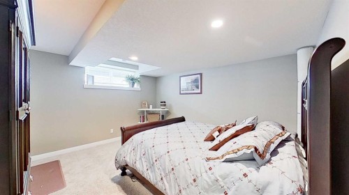 31 Ravenslea Crescent Se, Airdrie, AB - Indoor Photo Showing Bedroom