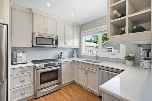 352 86 Avenue Se, Calgary, AB - Indoor Photo Showing Kitchen With Double Sink