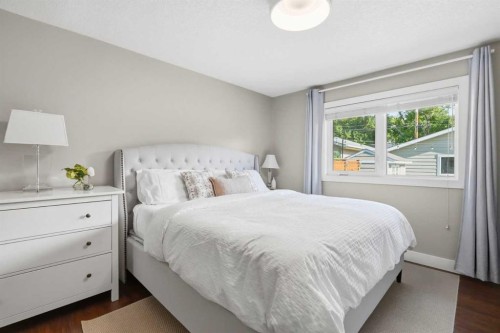 352 86 Avenue Se, Calgary, AB - Indoor Photo Showing Bedroom