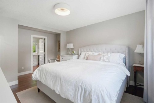 352 86 Avenue Se, Calgary, AB - Indoor Photo Showing Bedroom