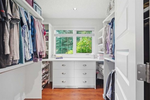 352 86 Avenue Se, Calgary, AB - Indoor With Storage