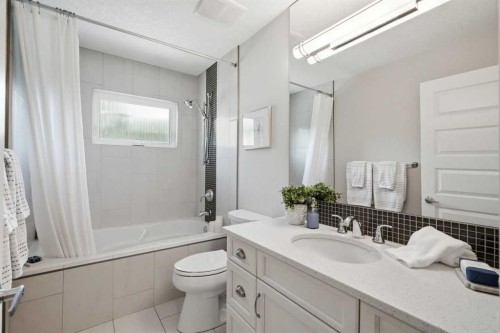 352 86 Avenue Se, Calgary, AB - Indoor Photo Showing Bathroom