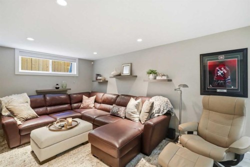 352 86 Avenue Se, Calgary, AB - Indoor Photo Showing Living Room