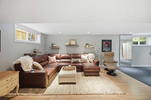 352 86 Avenue Se, Calgary, AB - Indoor Photo Showing Living Room