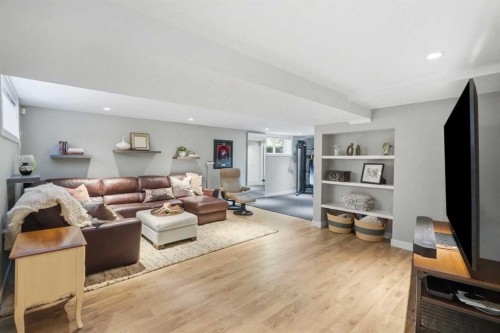 352 86 Avenue Se, Calgary, AB - Indoor Photo Showing Living Room