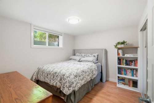 352 86 Avenue Se, Calgary, AB - Indoor Photo Showing Bedroom