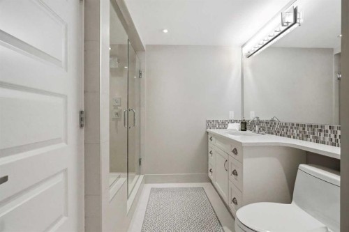 352 86 Avenue Se, Calgary, AB - Indoor Photo Showing Bathroom