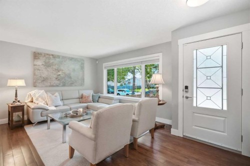 352 86 Avenue Se, Calgary, AB - Indoor Photo Showing Living Room