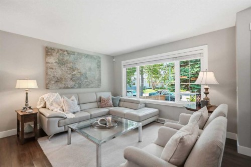 352 86 Avenue Se, Calgary, AB - Indoor Photo Showing Living Room