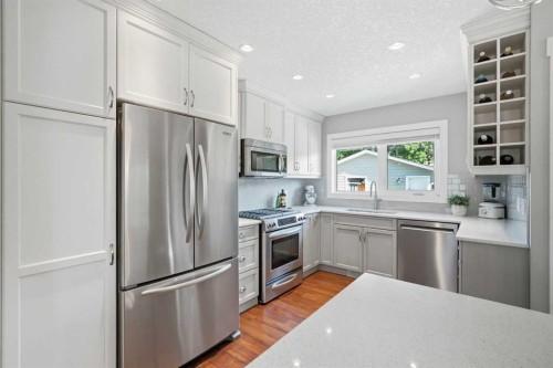 352 86 Avenue Se, Calgary, AB - Indoor Photo Showing Kitchen