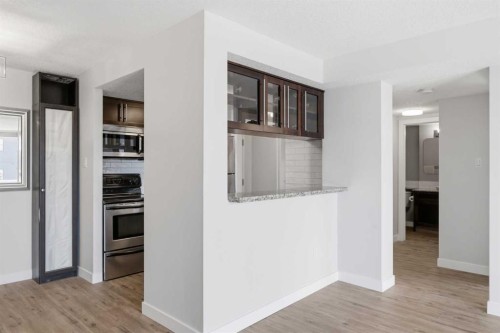 404-429 14 Street Nw, Calgary, AB - Indoor Photo Showing Other Room
