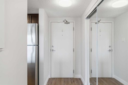404-429 14 Street Nw, Calgary, AB - Indoor Photo Showing Other Room