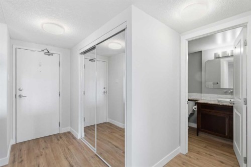 404-429 14 Street Nw, Calgary, AB - Indoor Photo Showing Other Room