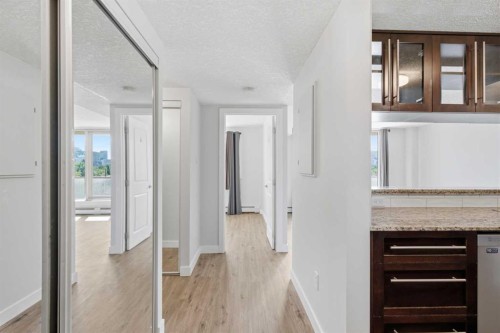 404-429 14 Street Nw, Calgary, AB - Indoor Photo Showing Other Room