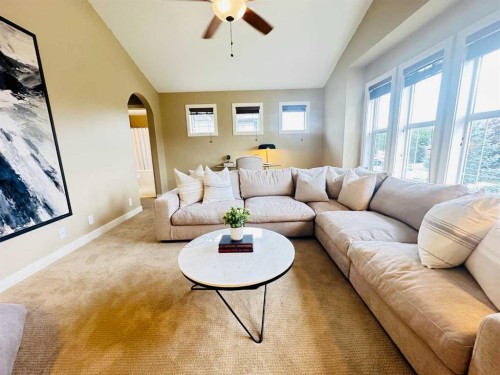 29 Everhollow Rise Sw, Calgary, AB - Indoor Photo Showing Living Room