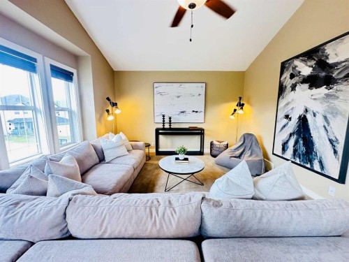 29 Everhollow Rise Sw, Calgary, AB - Indoor Photo Showing Living Room