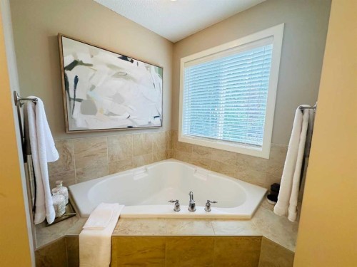 29 Everhollow Rise Sw, Calgary, AB - Indoor Photo Showing Bathroom