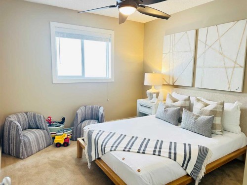 29 Everhollow Rise Sw, Calgary, AB - Indoor Photo Showing Bedroom