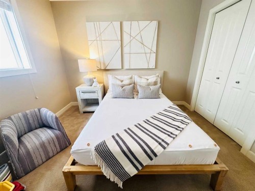 29 Everhollow Rise Sw, Calgary, AB - Indoor Photo Showing Bedroom