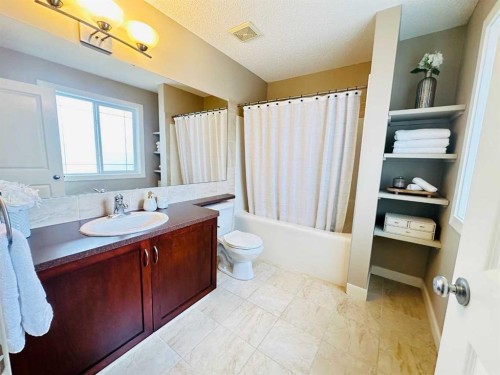 29 Everhollow Rise Sw, Calgary, AB - Indoor Photo Showing Bathroom