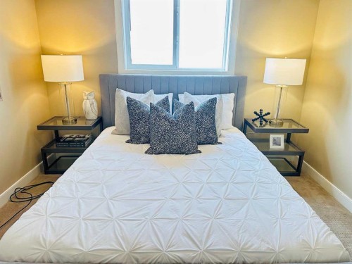 29 Everhollow Rise Sw, Calgary, AB - Indoor Photo Showing Bedroom