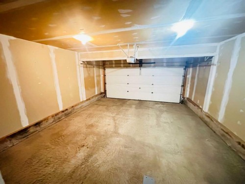 29 Everhollow Rise Sw, Calgary, AB - Indoor Photo Showing Garage