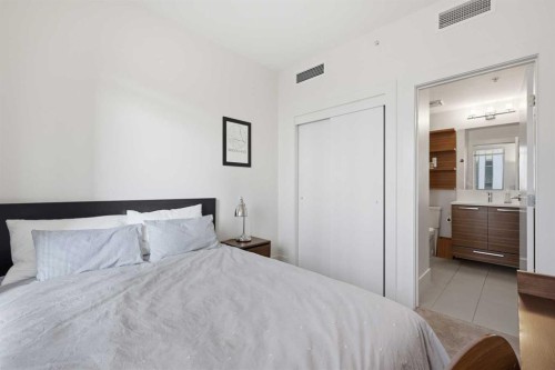 419-46 9 Street Ne, Calgary, AB - Indoor Photo Showing Bedroom