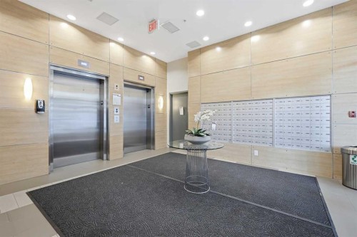 419-46 9 Street Ne, Calgary, AB - Indoor Photo Showing Other Room