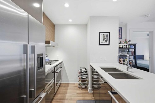419-46 9 Street Ne, Calgary, AB - Indoor Photo Showing Kitchen With Double Sink With Upgraded Kitchen