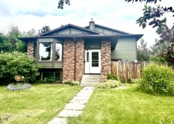55 Bermuda Close NW Calgary, AB T3K 1G4
