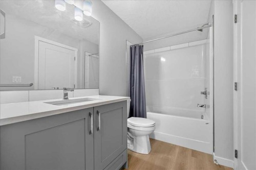 101-200 Shawnee Square Sw, Calgary, AB - Indoor Photo Showing Bathroom