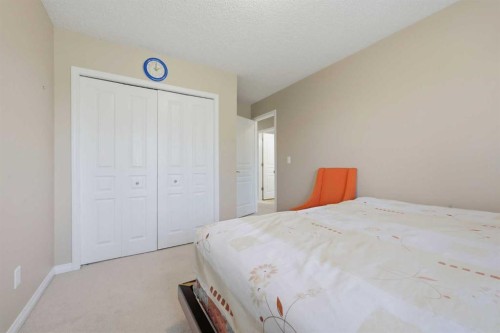 124 Everridge Gardens Sw, Calgary, AB - Indoor Photo Showing Bedroom