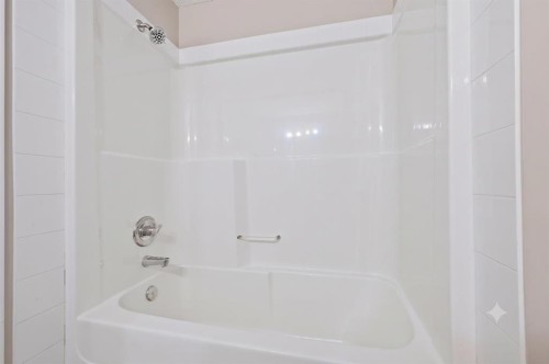 124 Everridge Gardens Sw, Calgary, AB - Indoor Photo Showing Bathroom