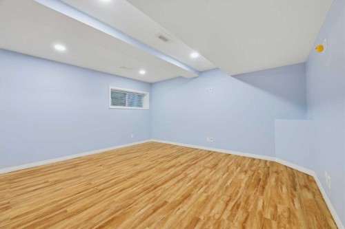 124 Everridge Gardens Sw, Calgary, AB - Indoor Photo Showing Other Room