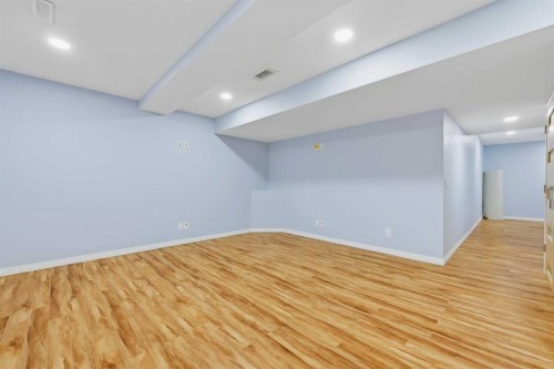 124 Everridge Gardens Sw, Calgary, AB - Indoor Photo Showing Other Room