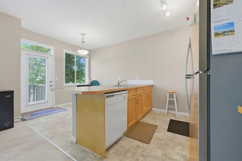 124 Everridge Gardens Sw, Calgary, AB - Indoor Photo Showing Kitchen