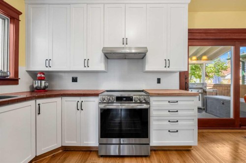 2107 9 Street Se, Calgary, AB - Indoor Photo Showing Kitchen