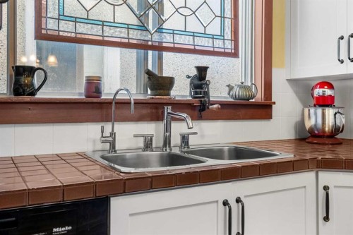 2107 9 Street Se, Calgary, AB - Indoor Photo Showing Kitchen With Double Sink
