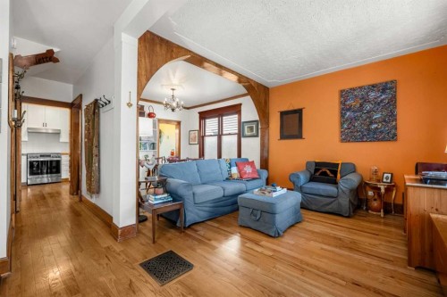 2107 9 Street Se, Calgary, AB - Indoor Photo Showing Living Room