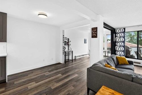 10-635 Marsh Road Ne, Calgary, AB - Indoor Photo Showing Living Room