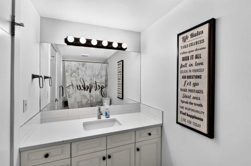 10-635 Marsh Road Ne, Calgary, AB - Indoor Photo Showing Bathroom