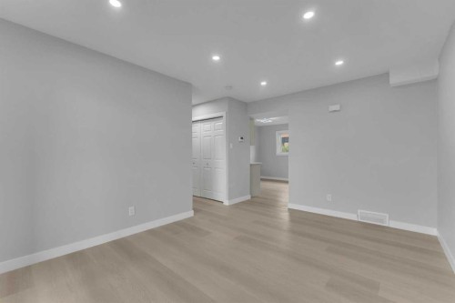 14-8112 36 Avenue Nw, Calgary, AB - Indoor Photo Showing Other Room