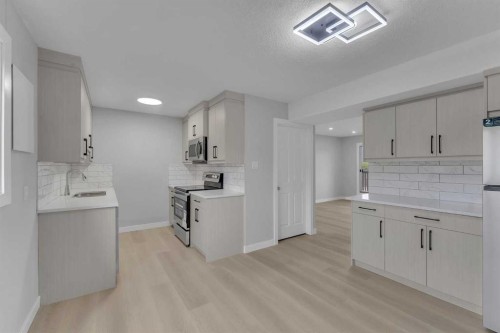 14-8112 36 Avenue Nw, Calgary, AB - Indoor Photo Showing Kitchen