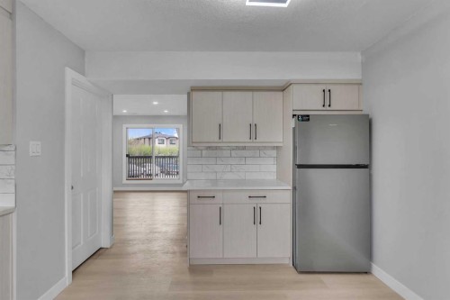 14-8112 36 Avenue Nw, Calgary, AB - Indoor Photo Showing Kitchen