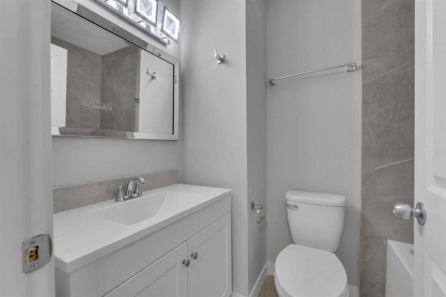 14-8112 36 Avenue Nw, Calgary, AB - Indoor Photo Showing Bathroom