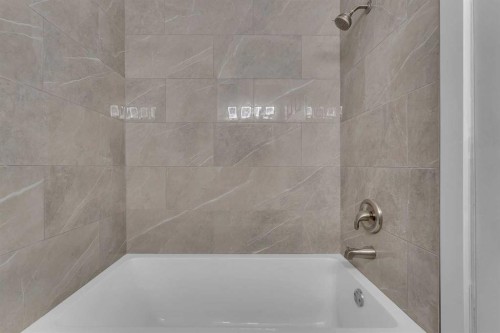 14-8112 36 Avenue Nw, Calgary, AB - Indoor Photo Showing Bathroom