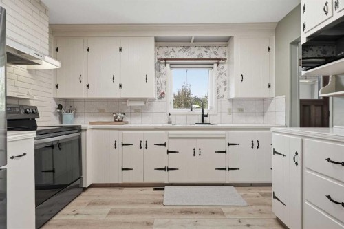 302 Frontenac Avenue Nw, Diamond Valley, AB - Indoor Photo Showing Kitchen